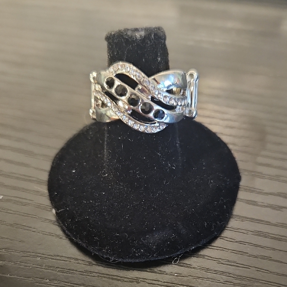 Elegant Silver and Black Women's Ring